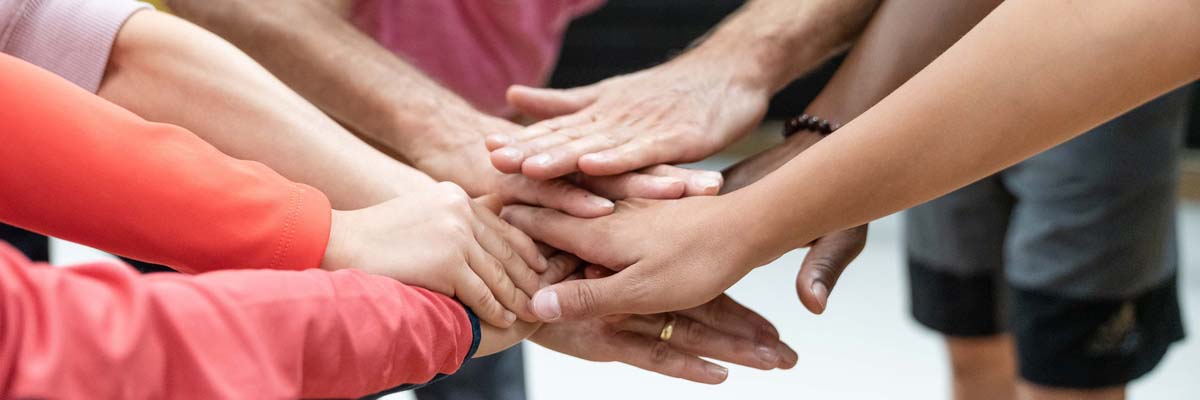 Hände zusammen in der Mitte