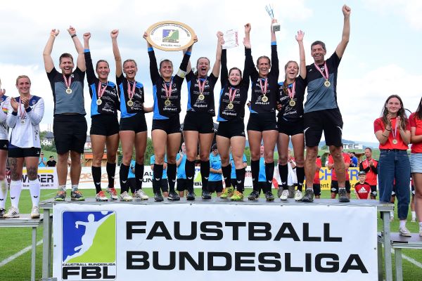 Union Nußbach feiert den Titel.