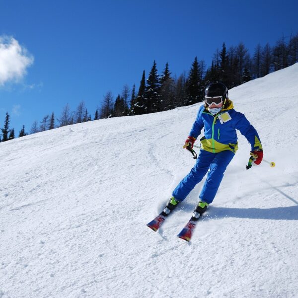 Symbolfoto von Kind beim Skifahren